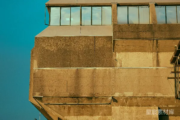 高清摄影 粗野主义混凝土建筑在湛蓝的天空下