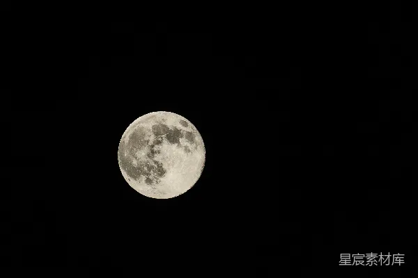 满月在暗夜的天空中闪耀