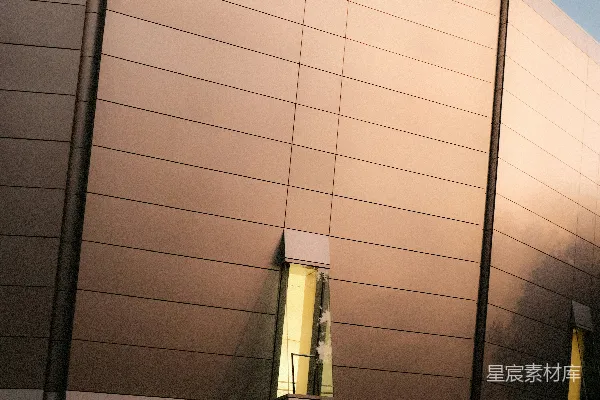 高清摄影 黄昏时分，现代建筑的立面，窗户被照亮着。