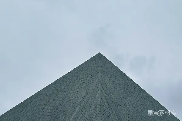高清摄影 现代建筑在多云的天空背景下呈现出锋利的几何角度。