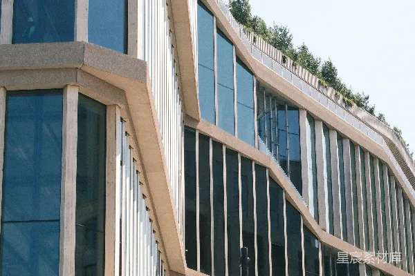 高清摄影 现代建筑，具有波浪状的建筑风格和大面积玻璃窗。