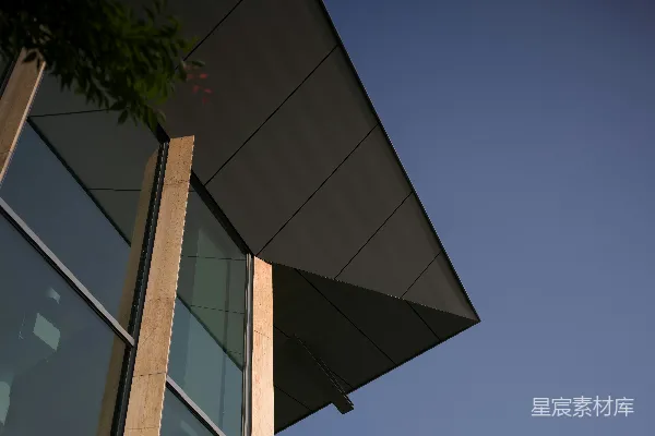 高清摄影 现代建筑的外墙与清澈的蓝天背景