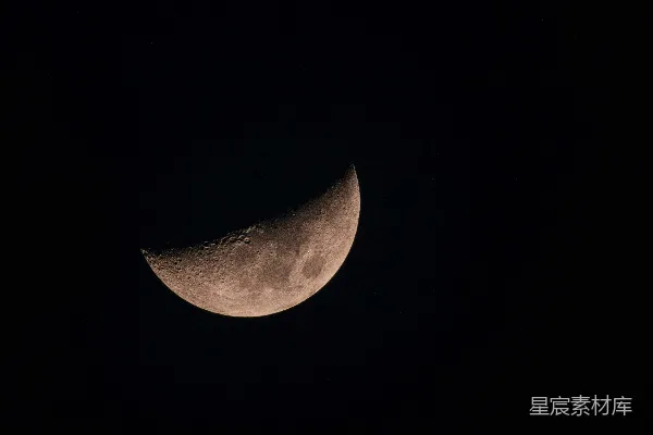 一轮新月高悬在暗夜的天空中。