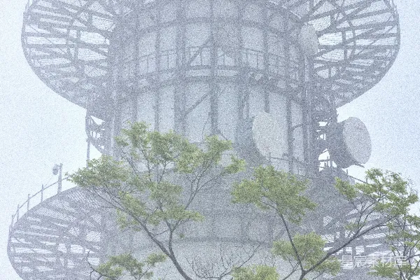 一座高大的塔楼，在其一侧有一个钟。