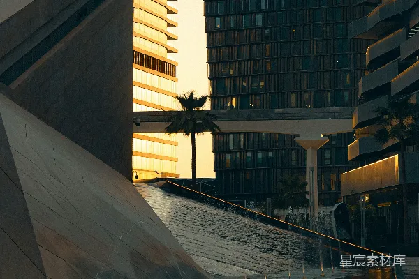 高清摄影 现代建筑在金色时刻的光线映衬下，一座几何形的喷泉矗立其间。
