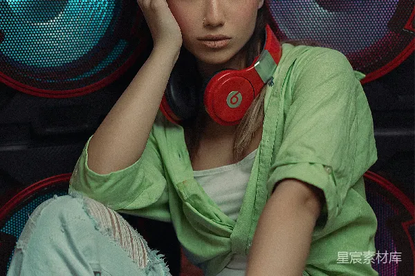 戴着耳机的人