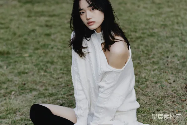 地上一位妇女坐在田野里