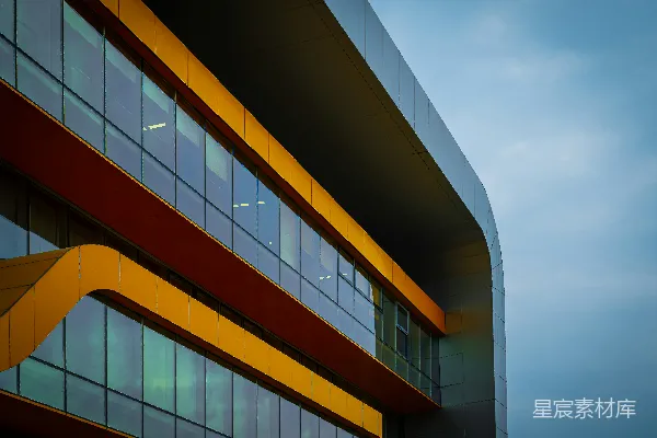 高清摄影 现代建筑，橙色和灰色点缀，映衬在天空中。