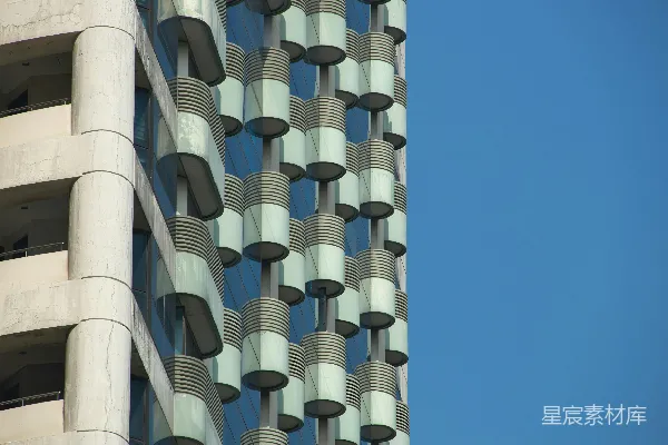高清摄影 现代建筑外立面几何图案与蓝天相映成趣