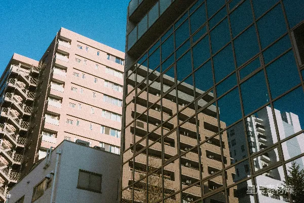 高清摄影 现代建筑物在蓝天下的反光玻璃窗户