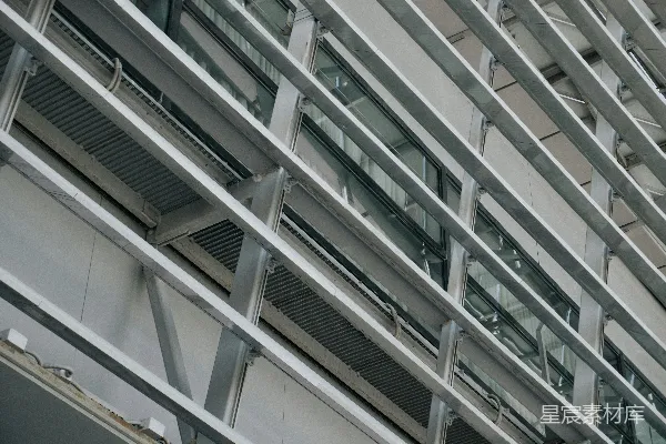 高清摄影 现代化建筑的立面，带有金属梁和玻璃窗。