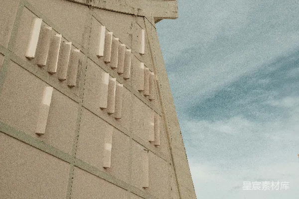 高清摄影 现代建筑外墙几何图案与天空相映成趣