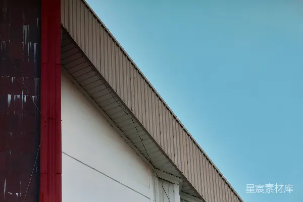高清摄影 一座建筑物的外景，背景是明亮的蓝天。