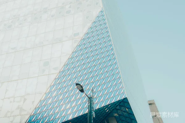 高清摄影 现代化的建筑物，带有几何图案和交通灯。