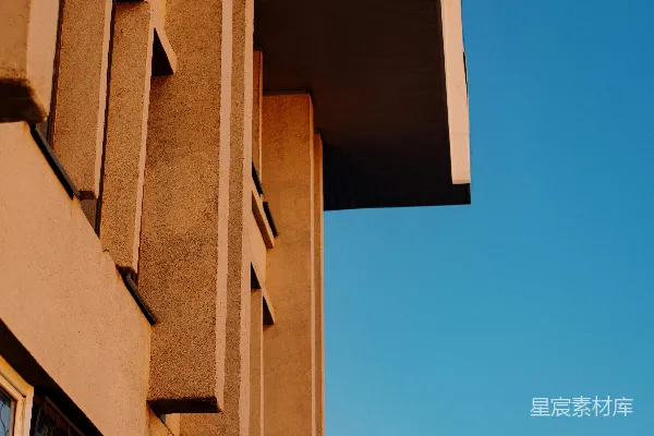 高清摄影 现代化的建筑外墙映衬着清澈的蓝天。