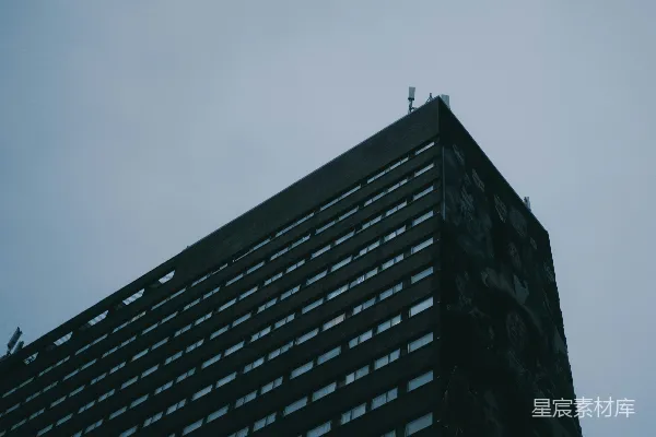 高清摄影 在浅蓝色的天空下，一座高大而阴沉的建筑。