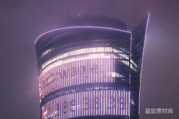 高清摄影 一座很高的建筑，上面有很多灯光。