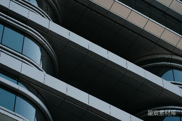 高清摄影 现代建筑立面，带有弯曲窗户和水平线条。