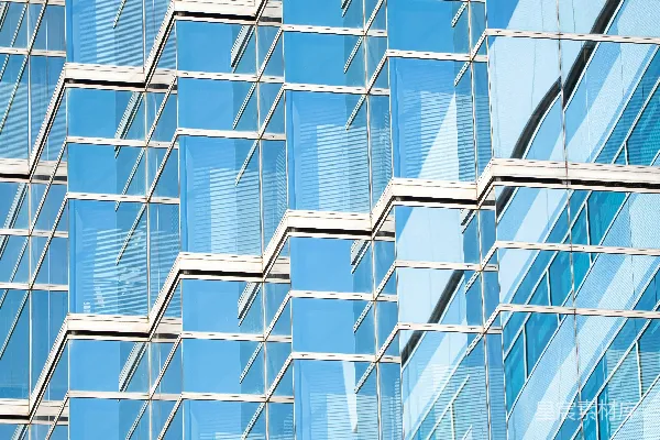 高清摄影 现代建筑外立面，蓝色玻璃和几何图案。
