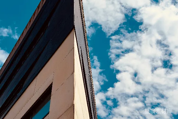 高清摄影 当代建筑在阴云密布的蓝天下的锐角。