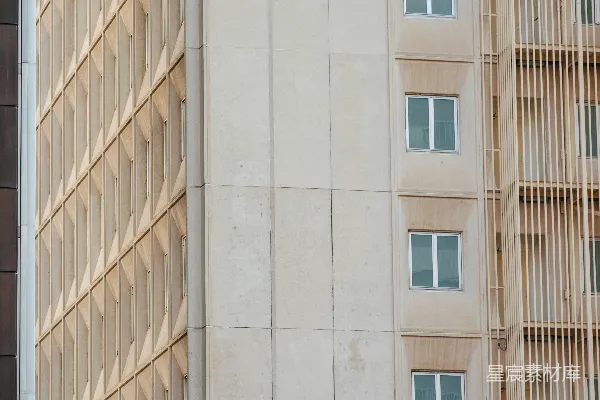 高清摄影 现代建筑外墙，带有重复的窗户和垂直装饰元素
