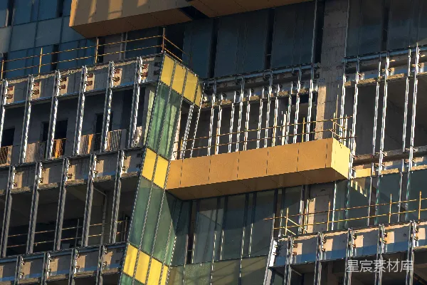 高清摄影 现代化正在建设中的建筑，带有黄色装饰。