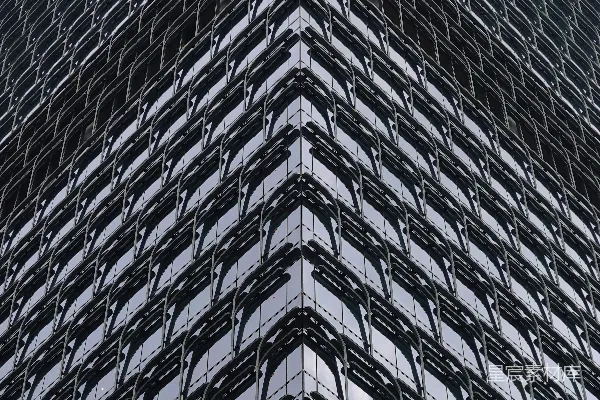 高清摄影 现代建筑外墙，几何图案与天空相映成趣。