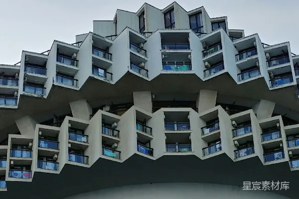 高清摄影 一座非常高的建筑，有许多窗户和阳台。