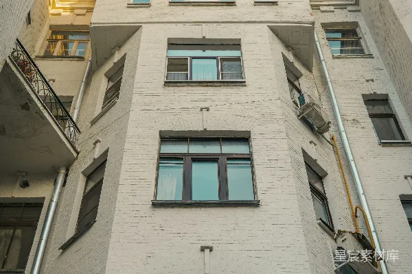 高清摄影 一座高大的白色建筑，窗户很多。