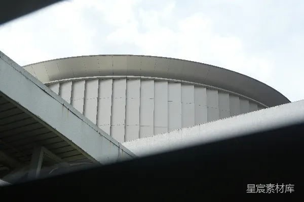 高清摄影 现代建筑，金属弯曲立面下部