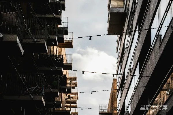高清摄影 现代化的公寓大楼，带有阳台和串灯。