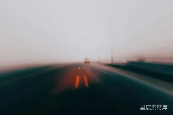 高清摄影 一幅模糊的照片里的高速公路和一辆车