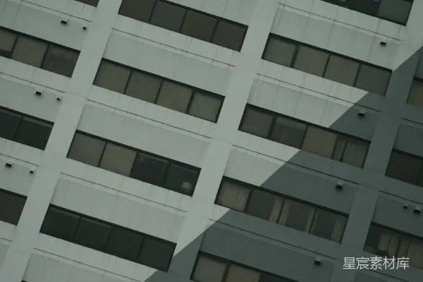 高清摄影 现代建筑外墙，有重复的窗户和阴影。