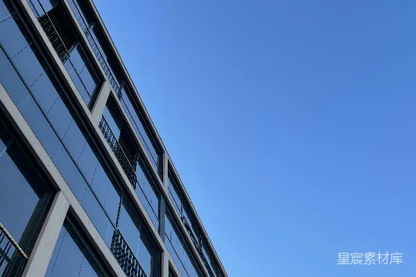 高清摄影 现代建筑，玻璃幕墙，背景是清澈的蓝天。