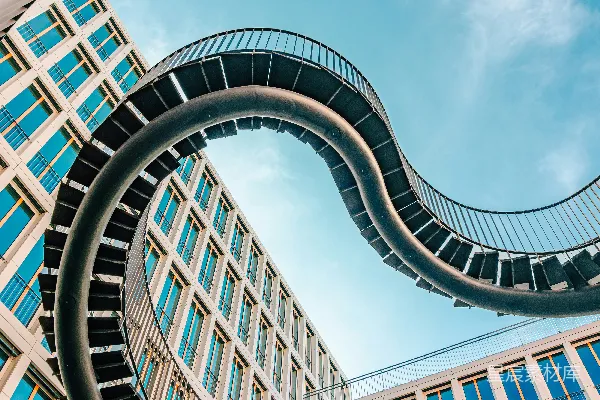 高清摄影 现代化建筑，配有蜿蜒的螺旋楼梯。