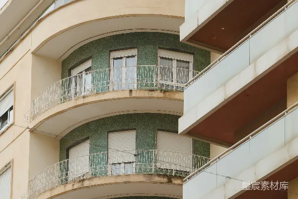 高清摄影 浅黄色建筑上的弯曲阳台。