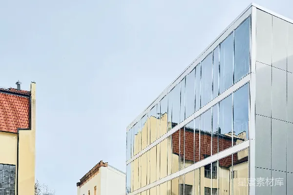 高清摄影 现代玻璃建筑在晴朗的天空下映衬着古老的建筑风格