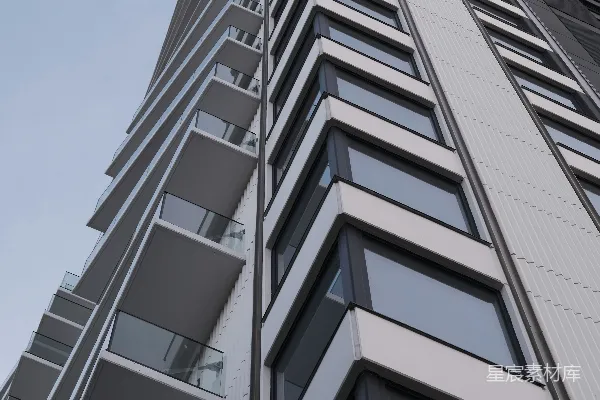 高清摄影 现代高层建筑，带有阳台和窗户。