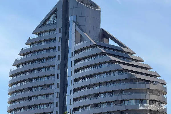 高清摄影 现代曲面建筑，阳台上天，背景是蓝天。