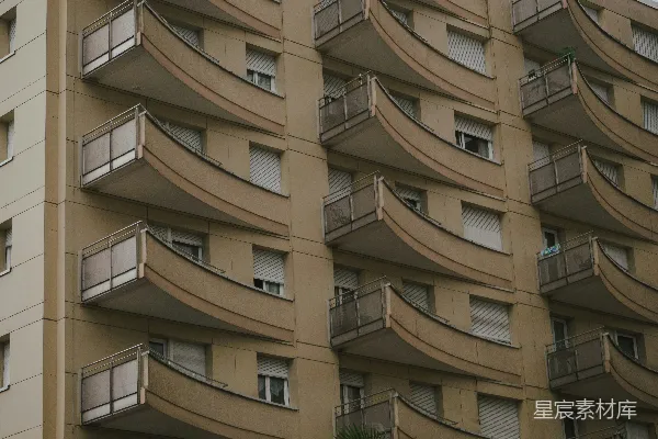高清摄影 现代化的公寓建筑，带有弧形阳台