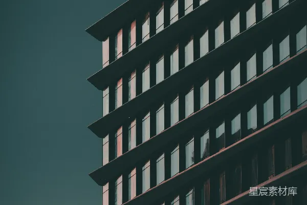 高清摄影 现代化建筑外立面，窗户重复排列，背景是黑暗的天空。