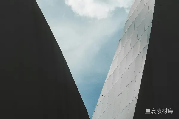 高清摄影 抽象的建筑曲线在多云的天空下。