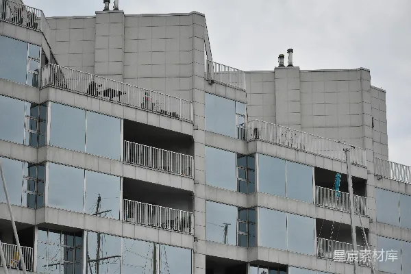 高清摄影 现代建筑的外立面，带有反射窗户和阳台。