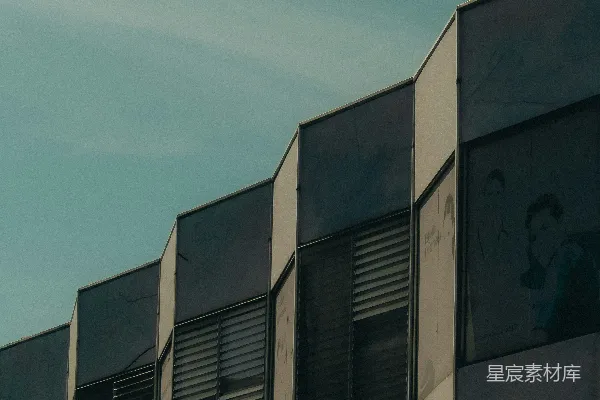 高清摄影 现代化建筑的外墙在晴朗的蓝天背景下