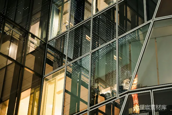 高清摄影 现代建筑的外立面，拥有反光玻璃窗和几何图案。
