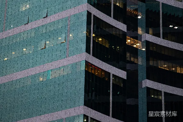 高清摄影 现代玻璃建筑在黄昏时分灯火通明。