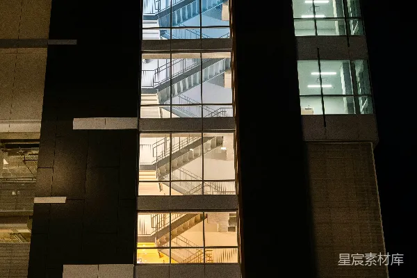 高清摄影 现代建筑，夜晚灯火辉煌的螺旋楼梯