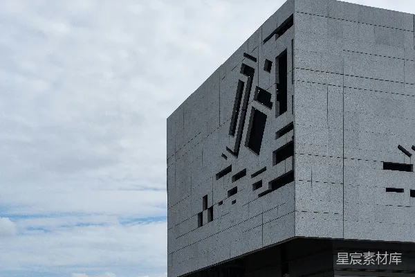 高清摄影 现代建筑，几何切口的外墙映衬在天空中。