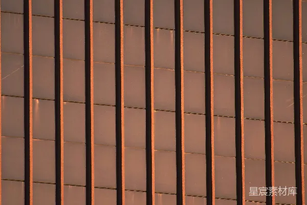 高清摄影 现代建筑立面，带有垂直线条和窗户。