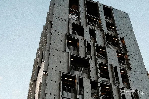 高清摄影 现代化的混凝土建筑，具有独特的阳台设计